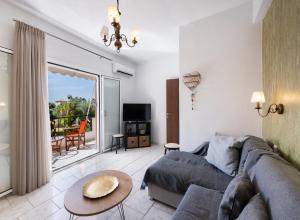 A seating area at Villa Dimitris Apartments & Bungalows