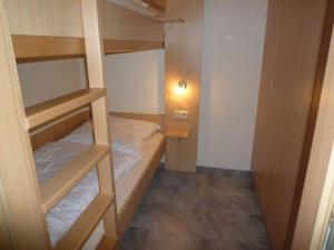 ブラウンラーゲにあるApartment 532 Hohegeiß mit Schwimmbad und Saunaの二段ベッドが2つある小さな部屋 +9枚の写真