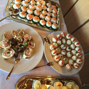 einen Tisch mit zwei Sushi-Platten und einem Tablett mit Essen in der Unterkunft Frankenstube in Eichelsdorf