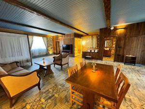 a living room with a table and a couch at Mas Kazdağı Glamping in Edremit
