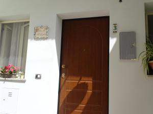 eine Holztür in einem Zimmer mit Fenster in der Unterkunft Al Larghetto in Lamezia Terme + 29 Fotos