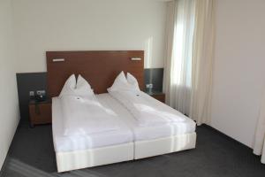 Postel nebo postele na pokoji v ubytování Hotel am Hirschgarten