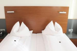 Postel nebo postele na pokoji v ubytování Hotel am Hirschgarten