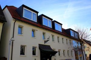 un edificio con ventanas en la parte superior en Hotel am Hirschgarten en Filderstadt