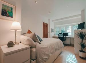 Ένα ή περισσότερα κρεβάτια σε δωμάτιο στο The Sandy Studio Flat In Petersham