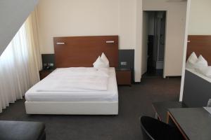 Postel nebo postele na pokoji v ubytování Hotel am Hirschgarten