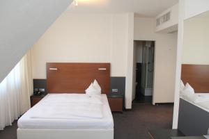 Postel nebo postele na pokoji v ubytování Hotel am Hirschgarten