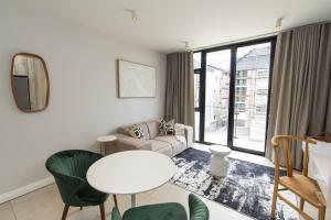 SummerstrandにあるModern Apartment Near The Beachの白いリビングルーム(白いテーブル、椅子付)