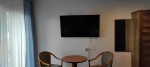 TV a/nebo společenská místnost v ubytování Hot Elf Pokoje Gościnne