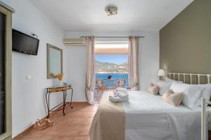 Ένα ή περισσότερα κρεβάτια σε δωμάτιο στο Niovi Seaview Apartments