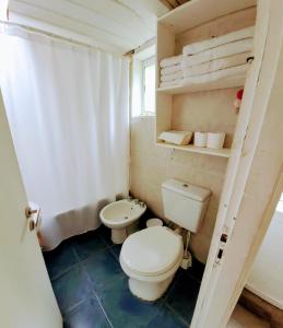 un baño con inodoro y lavabo en Casas La Violeta, en Villa La Angostura