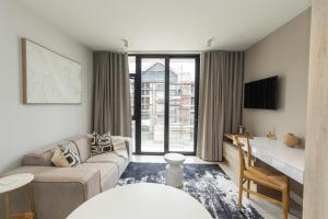 SummerstrandにあるModern Apartment Near The Beachのソファとテーブルのあるリビングルーム