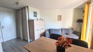 una sala de estar con un sofá y una mesa en Savannah, en Théoule-sur-Mer