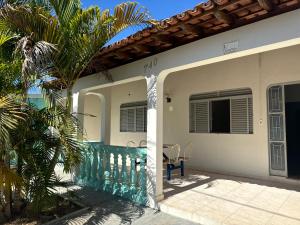 een huis met een zwembad en een palmboom bij Pousada da Dindinha Cacia in Monte Alegre de Minas