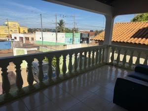 een balkon met uitzicht op een stad bij Pousada da Dindinha Cacia in Monte Alegre de Minas