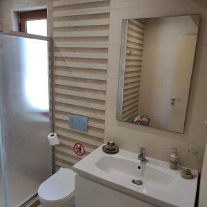 Kúpeľňa v ubytovaní Depie Luxury Apartment in Pastida Rhodes