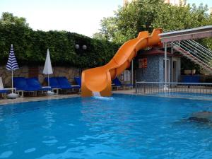 Bazén v ubytování Lara Dinc Hotel nebo v jeho okolí