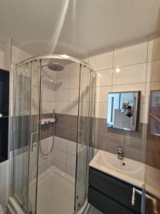 un baño con ducha y lavabo en Bright Spacious Airy 2 Bed Flat, en Ealing