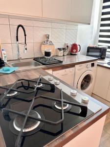 Kuchyňa alebo kuchynka v ubytovaní Apartament Centrum Chmielna 73c