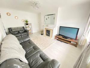 TV a/nebo společenská místnost v ubytování Alton Towers & Foxtail Barns & Oak Barns & Peak District