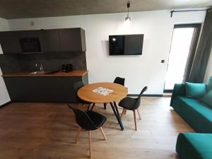 Kuchyň nebo kuchyňský kout v ubytování APARTAMENTY PIASKOWE BŁĘKITNA