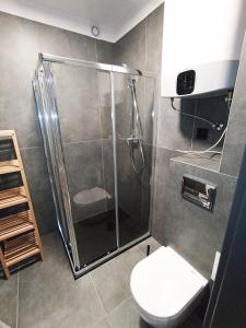 Koupelna v ubytování APARTAMENTY PIASKOWE BŁĘKITNA + 37 fotografií