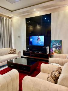 Μια τηλεόραση ή/και κέντρο ψυχαγωγίας στο Home luxury apartments