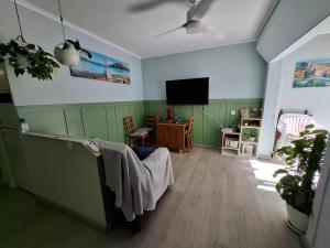 TV a/nebo společenská místnost v ubytování La Casa De Mi Madre - 2 bed flat in the heart of Torrevieja