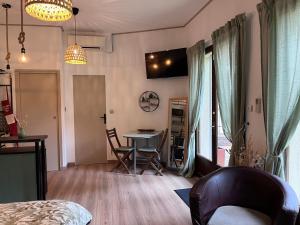 Posezení v ubytování Charmant studio en rez de jardin Chaville