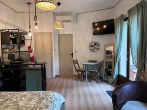 Kuchyň nebo kuchyňský kout v ubytování Charmant studio en rez de jardin Chaville + 7 fotografií