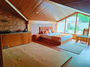 Posezení v ubytování Trimounts-A Boutique Hotel & Wellnes Center in Tirthan Valley + 28 fotografií