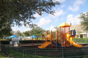 un patio de recreo con un tobogán en un parque en Descanso y tranquilidad, en Kissimmee
