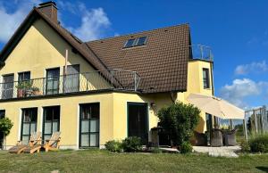SehlenにあるFerienwohnung Feldblickの黄色い家