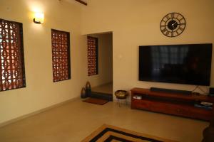TV/trung tâm giải trí tại Sixth Element -3BHK Villa with indoor private pool