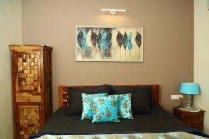 Giường trong phòng chung tại Sixth Element -3BHK Villa with indoor private pool
