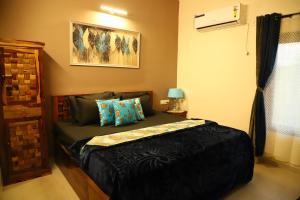 Giường trong phòng chung tại Sixth Element -3BHK Villa with indoor private pool