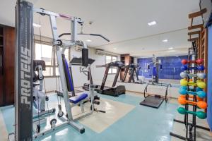 a gym with treadmills and exercise equipment at Comfort Franca in Franca