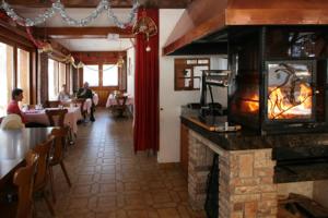 Restoran või mõni muu söögikoht majutusasutuses Hôtel Garni Les Bouquetins