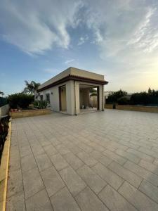 a house with a pavilion in the middle of a patio at Villa Nobile in Siracusa