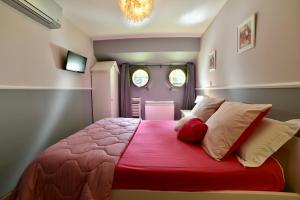 Un pat sau paturi într-o cameră la Péniche Amboise Maison d'Hôtes Flottante Toulouse Centre