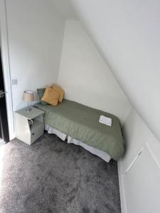 Letto o letti in una camera di Bobbys Studio