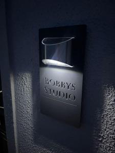 Certificato, attestato, insegna o altro documento esposto da Bobbys Studio
