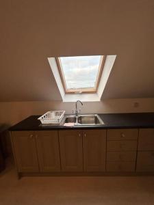 una cucina con un lavandino e una finestra di Bobbys Studio a Belmullet