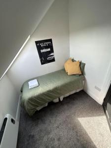 Letto o letti in una camera di Bobbys Studio