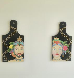 アルカモ・マリーナにあるCastellammare Rivieraの二人の女性の絵が描かれた一対のプロップ