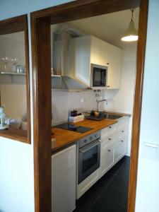 eine Küche mit weißen Schränken und einem Waschbecken in der Unterkunft Xavier - Alfama Apartment River View in Lissabon