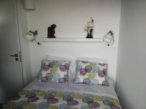 - un lit avec 2 lampes et 2 oreillers dans l'établissement Xavier - Alfama Apartment River View, à Lisbonne