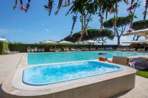 a swimming pool with a large blue swimming pool at Resort Capalbio in Capalbio
