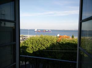 リスボンにあるXavier - Alfama Apartment River Viewの窓から海の景色を望めます。