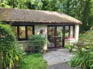 a small stone house with a glass door at Bumbeldink in Uny Lelant